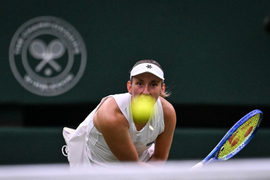 Elise Mertens schaut dem von ihr geschlagenen Ball hinterher