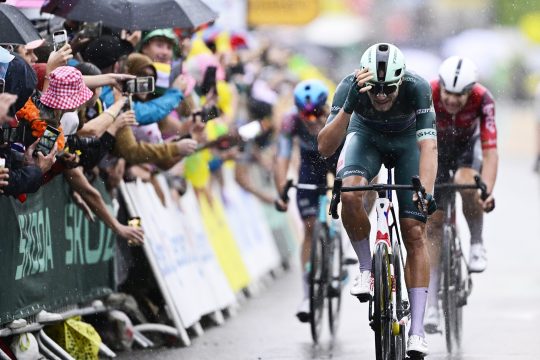 Jonathan Milan gewinnt die 17. Etappe der Tour de France