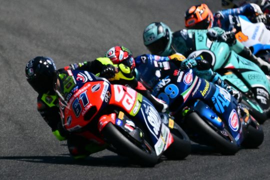 Mehrere Fahrer auf der Strecke bei einem Moto2-Rennen