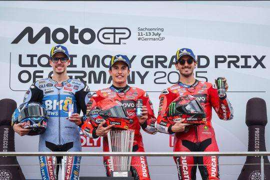 Marc Marquez, Alex Marquez und Francesco Bagnaia stehen auf dem Podium