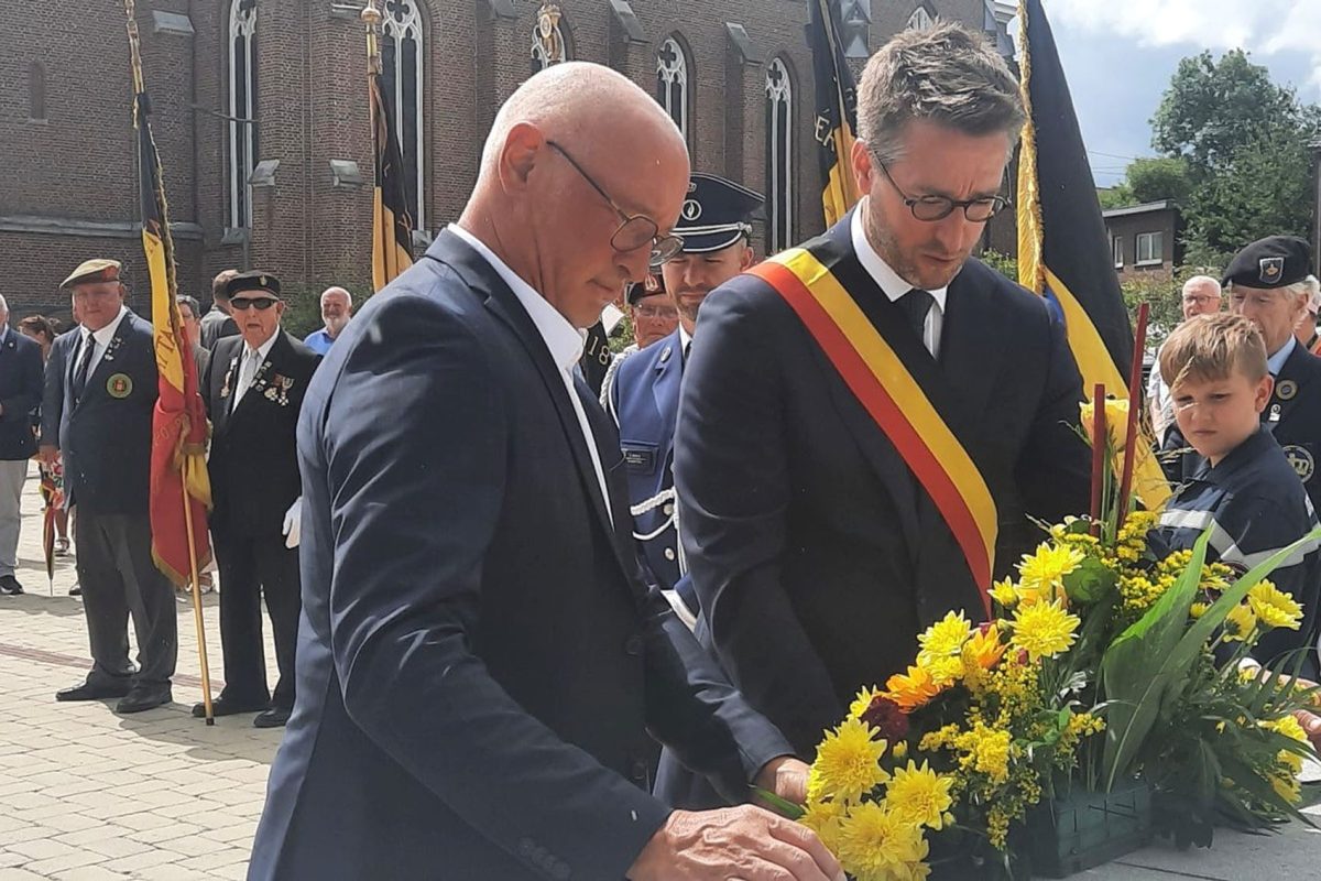 Nationalfeiertag in Kelmis: Bürgermeister Daniel Hilligsmann und DG-Abgeordneter Marcel Henn bei der Kranzniederlegung auf dem Kelmiser Kirchplatz