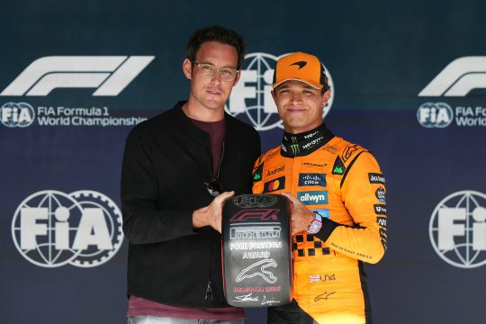Rallye-Weltmeister Thierry Neuville überreicht Lando Norris den Pole-Position-Award