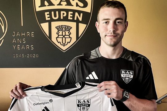 der neue Spieler der AS Eupen Oriol Busquets mit dem AS-Trikot