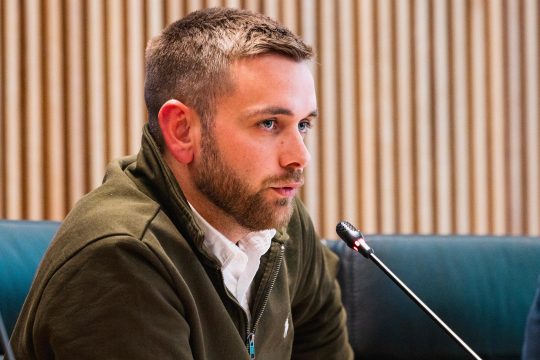 Patrick Spies bei einer Ausschusssitzung in Namur