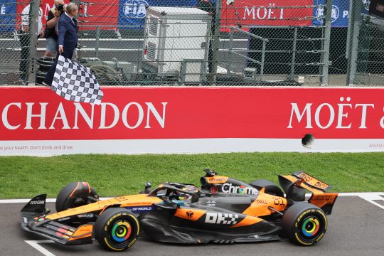 Oscar Piastri überquert als Erster die Ziellinie