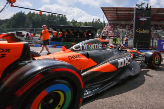 Der McLaren von Oscar Piastri in der Pitlane
