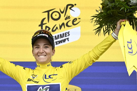 Kimberley Le Court Pienaar im Gelben Trikot bei der Tour de France Femmes