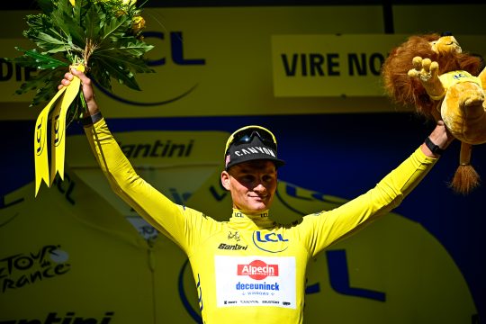 Mathieu van der Poel trägt wieder das Gelbe Trikot