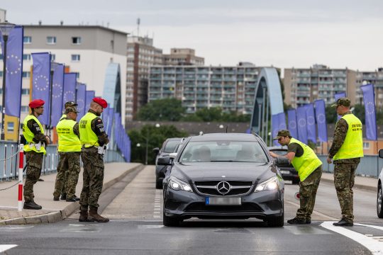 Polnische Beamte kontrollieren an Grenze zu Deutschland