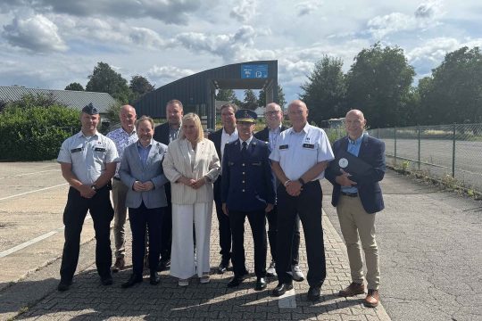 Ministerin Vanessa Matz, der Föderalabgeordnete Luc Frank, Zonenchef Daniel Keutgen und weitere Vertreter von Polizei und Politik