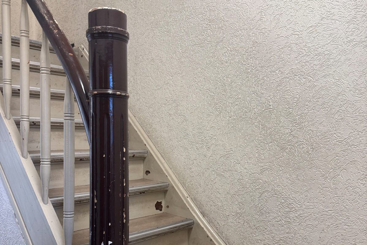 Treppe im Polizeigebäude mit deutlichen Gebrauchsspuren