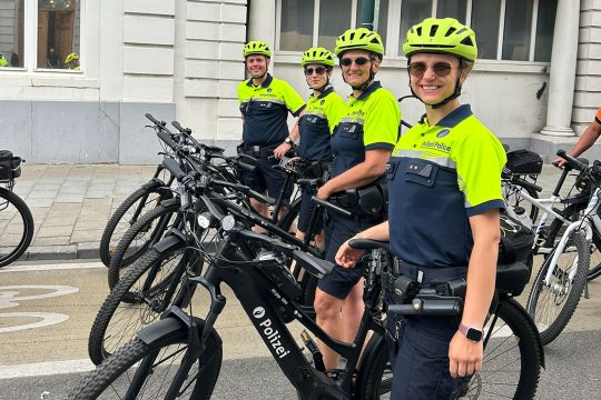 Vier Beamte mit den Uniformen im neuen Design