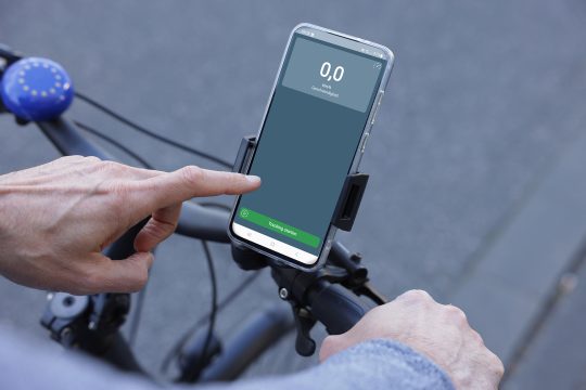 Die Teilnehmer laden eine App herunter, die anonymisiert ihre Fahrdaten aufzeichnet, um mögliche Gefahrenpunkte zu identifizieren