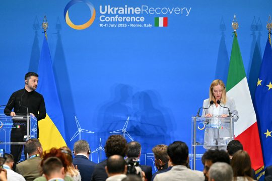 Der ukrainische Präsident Wolodymyr Selenskyj und die italienische Premier Giorgia Meloni bei der Ukraine-Konferenz