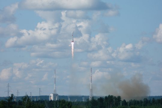 Eine russische Trägerrakete bringt Satelliten ins All