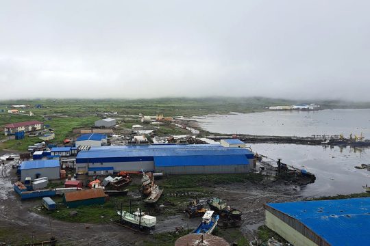 Schiffe wurden von den Wellen des Tsunami an Land geworfen