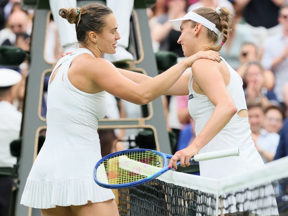 Für Elise Mertens (r.) war die Weltranglistenerste Aryna Sabalenka in Wimbledon dann doch eine Nummer zu groß (Bild: Benoit Doppagne/Belga)