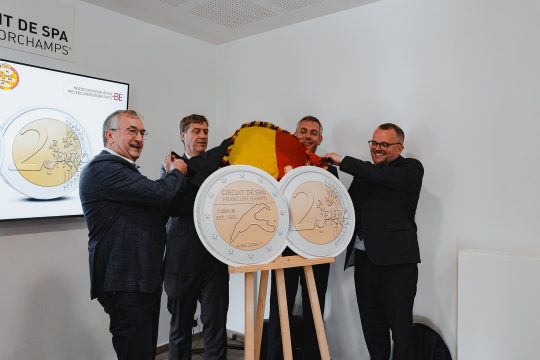 Minister Pierre-Yves Jeholet, Alexandre De Geest (La Monnaie), Rennstreckendirektor Amaury Bertholomé und Minister Mathieu Bihet enthüllen die Münze