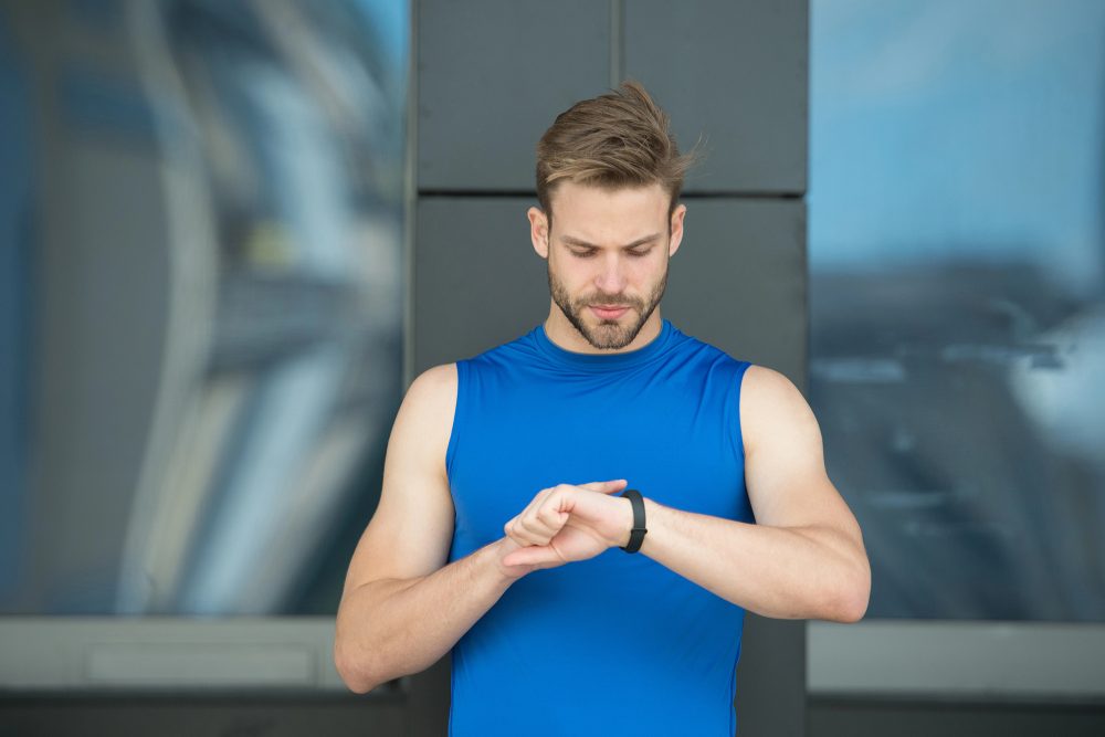 Sportlicher Mann zählt Schritte