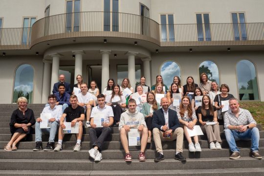 Die ausgezeichneten Schüler vor dem PDG