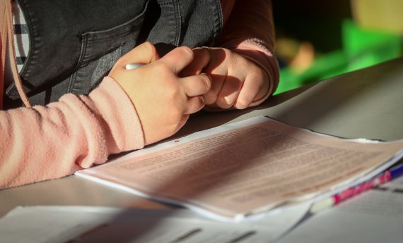 Schüler an Schreibtisch (Illustrationsbild)