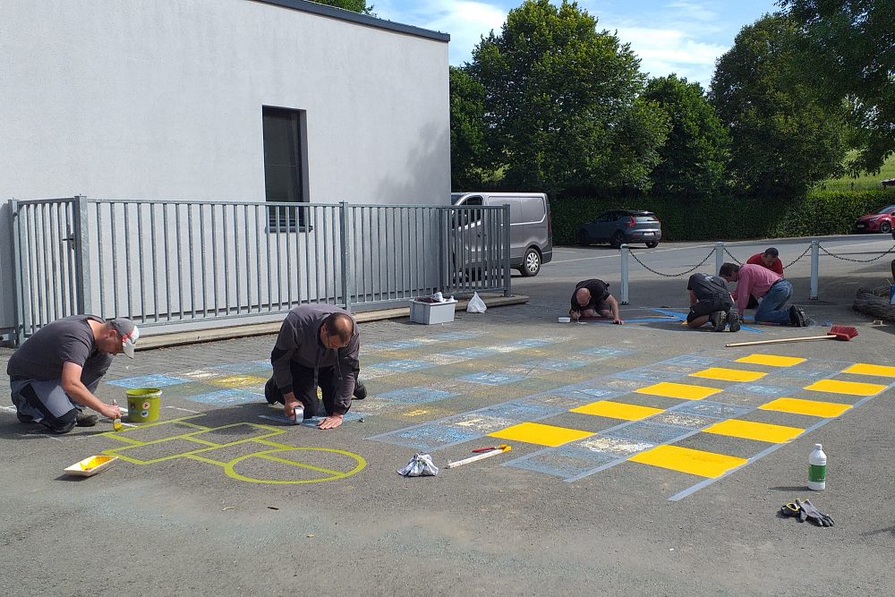 Neue Farbe für die Spielmarkierungen auf dem Schulhof der Paul-Gerardy-Schule in Burg-Reuland