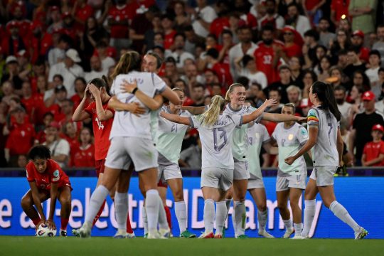 Norwegische Spielerinnen fallen sich jubelnd in die Arme