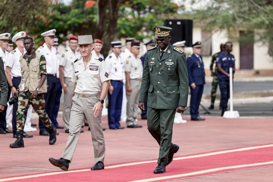 Der Stabschef der senegalesischen Armee und der Befehlshaber des bisherigen französischen Truppenaufgebots bei der Zeremonie zur Übergabe der letzten französischen Militäreinrichtungen im Senegal an die örtlichen Behörden