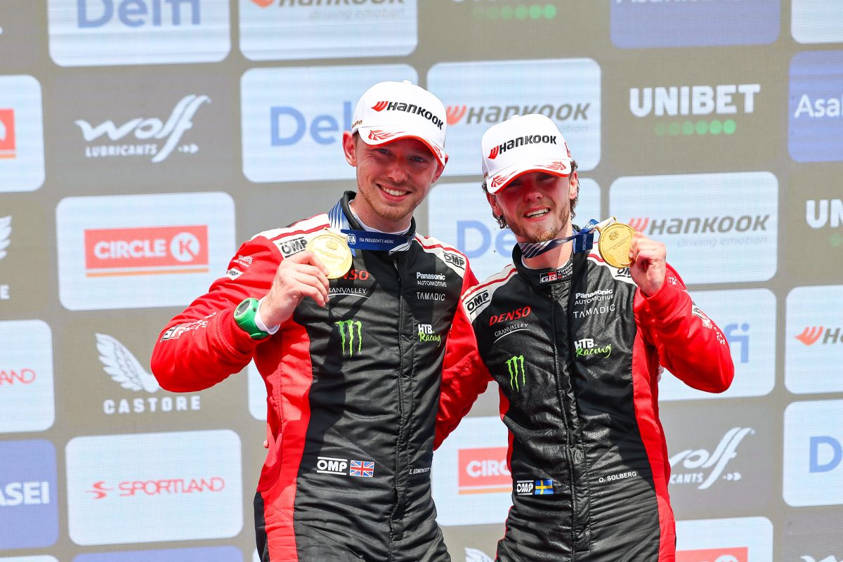 Elliott Edmondson und Oliver Solberg auf dem Siegertreppchen