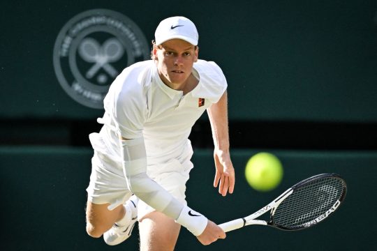 Im Duell der beiden derzeit besten Tennisspieler der Welt behielt diesmal Jannik Sinner die Oberhand (Bild: Kirill Kudryavtsev/AFP)