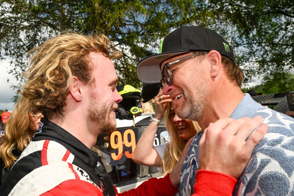 Oliver Solberg mit seinen Eltern Pernilla und Petter, beide auch ehemalige Rallye-Fahrer