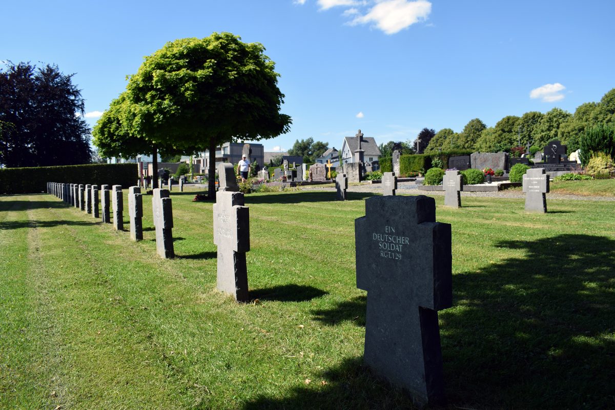 Auf dem Soldatenfriedhof in St. Vith