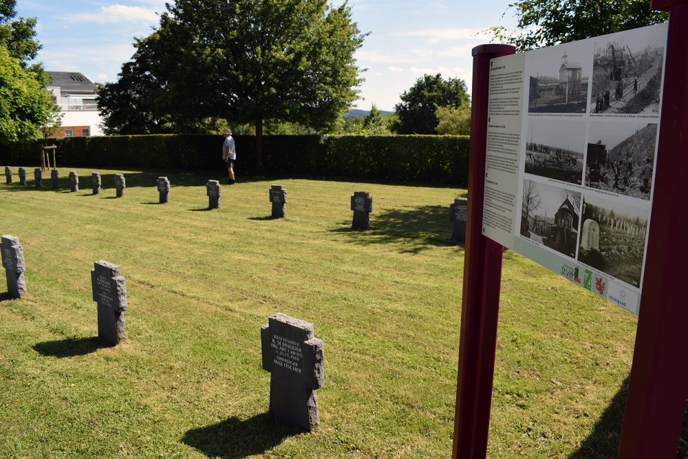 Gedenktafel auf dem Soldatenfriedhof in St. Vith