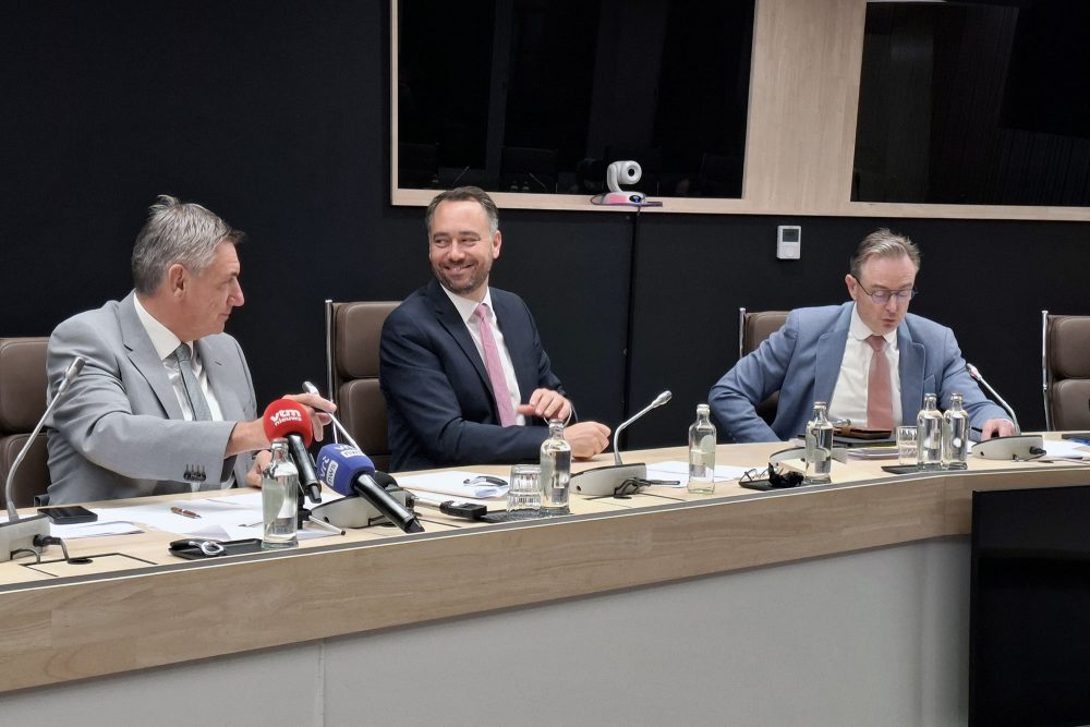 Finanzminister Jambon, Außenminister Prévot und Premierminister De Wever bei der Vorstellung des Sommerabkommens am 21. Juli