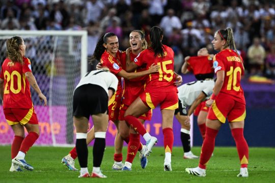 Das Spanische Team jubelt nach dem Sieg im Halbfinale gegen Deutschland