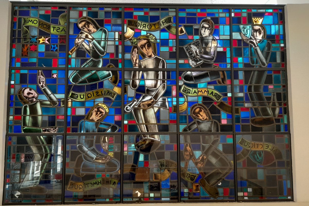 Stadtmuseum Eupen zeigt "Kunst am Bau": Glasarbeit im Königlichen Athenäum in Eupen (von André Blank) – Foto: Stadtmuseum Eupen