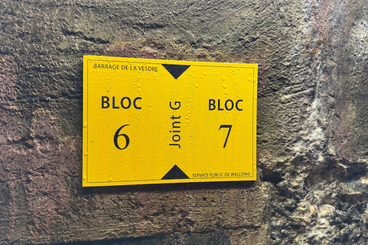 Hinweisschild in der Staumauer