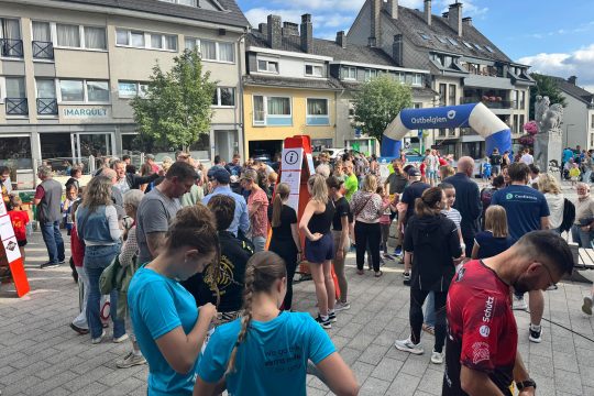 Teilnehmer und Zuschauer nahe der Laufstrecke