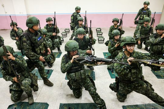 Taiwanesische Reservisten in Kampfanzug und mit Gewehren bei einer Militärübung