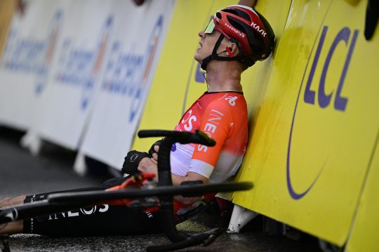 Thymen Arensman erschöpft im Ziel der 19. Etappe