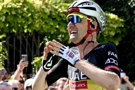 Tim Wellens jubelt bei der Zielankunft