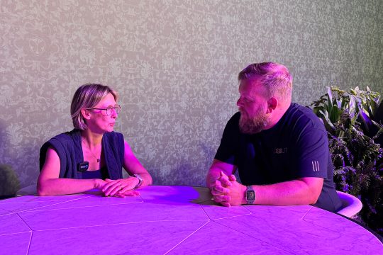 Tomorrowland-Pressesprecherin Debby Wilmsen im Gespräch mit BRF-Reporter Christophe Ramjoie