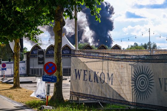 Rauch steigt vom Festivalgelände Tomorrowland auf