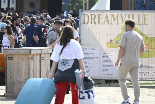 Besucher des Tomorrowland-Festivals kommen zum Dreamland-Camping