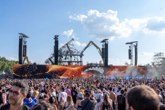 Menschen vor der neuen Tomorrowland-Hauptbühne