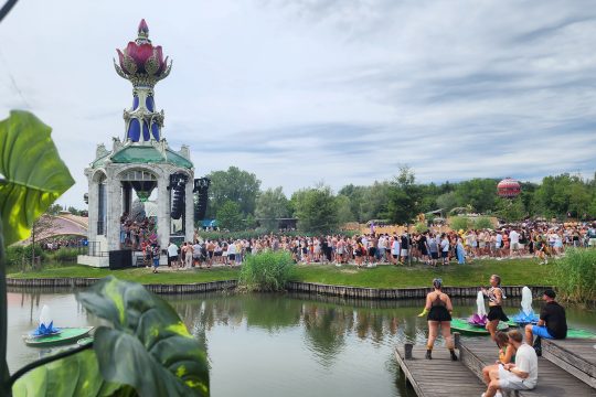 Seerosen-Dekoration einer Bühne an einem Teich bei Tomorrowland