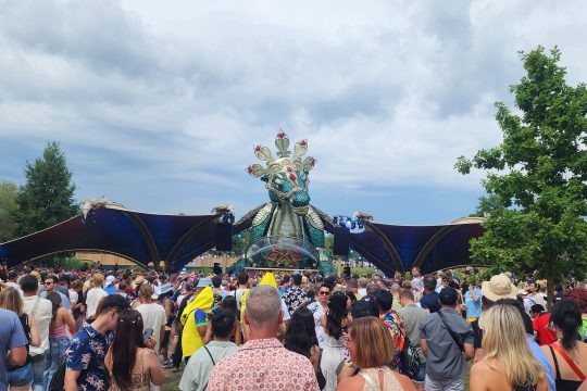 Drachen-Dekoration einer Bühne bei Tomorrowland