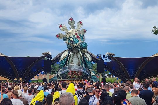 Drachen-Dekoration einer Bühne bei Tomorrowland