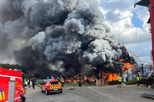 Hauptbühne des Tomorrowland-Festivals steht in Flammen