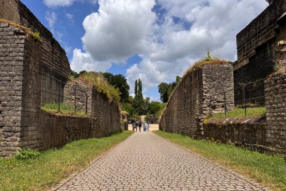 Besucher schlendern durch das Amphitheater in Trier